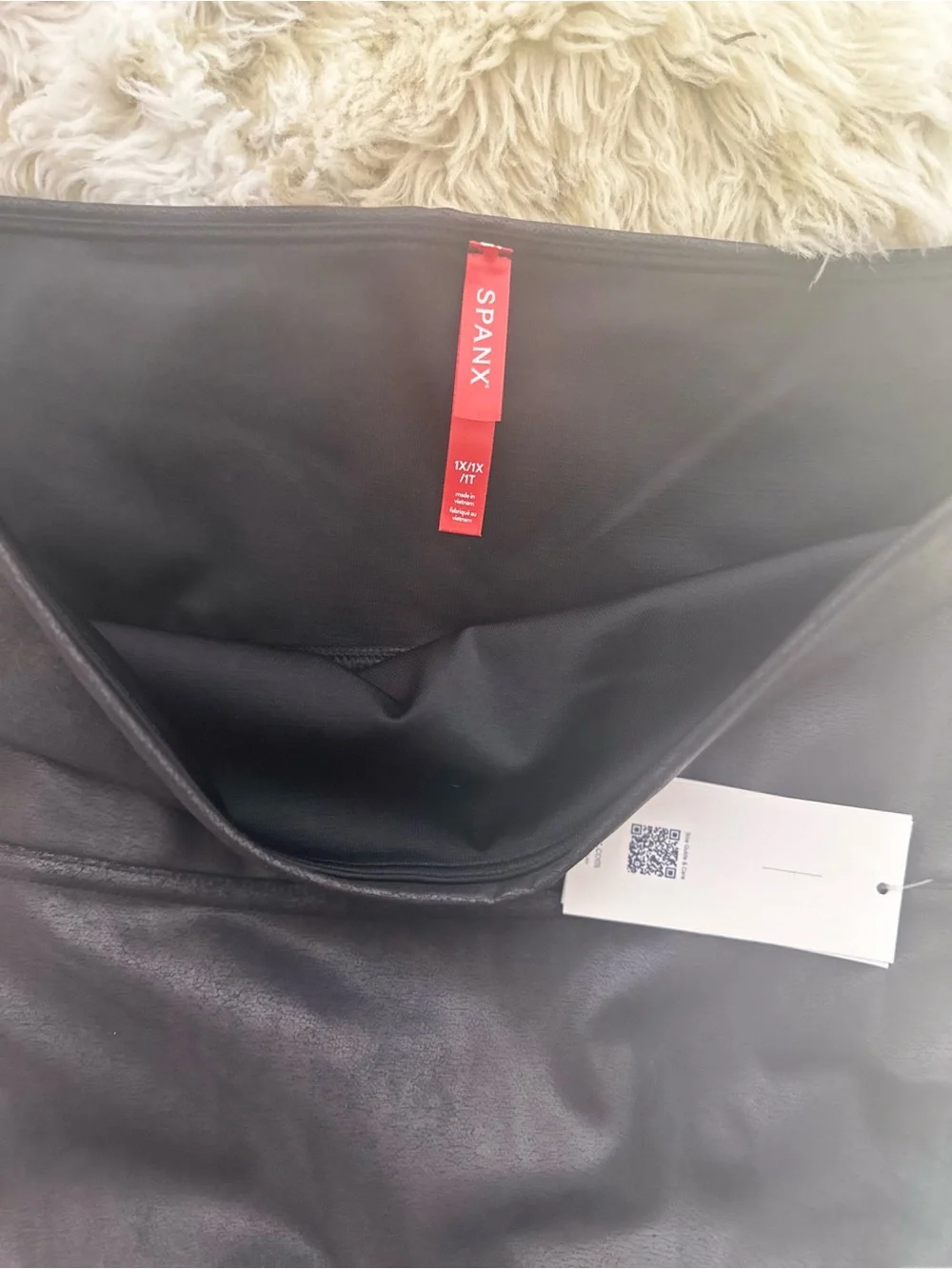 SPANX Faux Leather High-Waist Jeggings in Black. - Picture 4 of 4